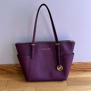Only carried twice. smoke free home. Lots of pocket space. The top zips shut